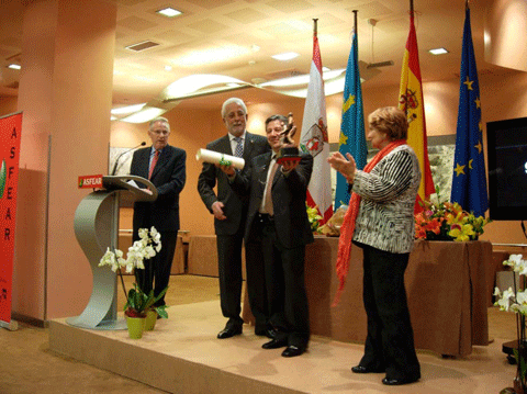 De izquierda a derecha, Gonzalo Mieres, responsable del Aula Cultural del diario El Comercio; Miguel Angel Fernández, presidente de ASFEAR; Hilario Paz, presidente del Teléfono de la Esperanza en Asturias; y Paz Fernández Felgueroso, alcaldesa de Gijón.